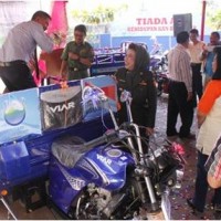 Bupati Kuningan saat melihat motor roda tiga bantuan dari Bank Danamon.